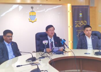 CHOW Kon Yeow (tengah) ketika sidang akhbar di pejabat Ketua Menteri, di George Town, Pulau Pinang hari ini.