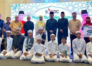 ABDUL Rahman Dahlan (berdiri-empat kanan) bergambar kenangan bersama penghuni rumah amal Home Tuaran pada majlis berbuka puasa di Kota Kinabalu, Sabah semalam.
