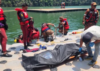 MAYAT pelancong warga India yang ditemukan lemas ketika berenang di Tasik Dayang Bunting, Langkawi. -IHSAN BOMBA