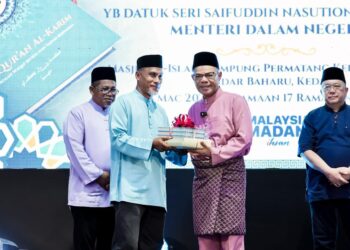 SAIFUDDIN Nasution Ismail menyampaikan sumbangan al-Quran kepada wakil 18 buah masjid pada Program Penerapan Nilai-nilai Murni sempena Sambutan Nuzul Quran dan Ihya Ramadan di Masjid Al-Islah, Bandar Baharu, Kedah, semalam.