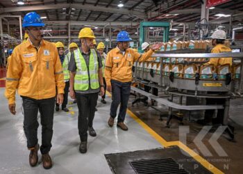 ARMIZAN Mohd. Ali (tengah) melihat penghasilan produk minyak enjin di Loji Petronas Melaka Lube Blending di Tangga Batu, Melaka hari ini.