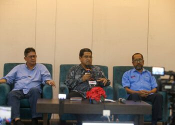 ROMLI Ishak (tengah) ketika majlis pelancaran Tabung Sumbangan Aidilfitri untuk pemain-pemain KDA FC di Alor Setar, hari ini. - UTUSAN/ SHAHIR NOORDIN