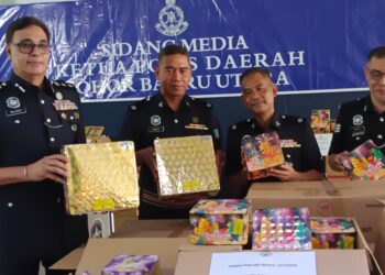 BALVEER SINGH Mahindar Singh (kiri) menunjukkan mercun yang dirampas daripada seorang peniaga pada sidang akhbàr di IPD Johor Bahru Utara, hari ini.-UTUSAN/BAAZLAN IBRAHIM 
