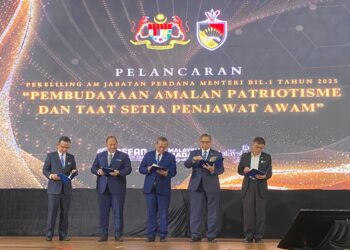 AMINUDDIN Harun (tengah) dan Shamsul Azri (dua dari kanan) menunjukkan Pekeliling Am Bilangan 1 Tahun 2025 Pembudayaan Amalan Patriotisme dan Taat Setia Penjawat Awam yang dilancarkan pada  Program Jelajah Taat Setia Madani Peringkat Negeri Sembilan di Seremban hari ini.-UTUSAN/NOR SHAFAWATI YUP.