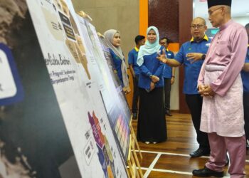 MOHD. Shukri Ramli (kanan) mendengar penerangan sewaktu meninjau reruai selepas perhimpunan bulanan pentadbiran kerajaan negeri di Dewan Bankuet Kompleks Pentadbiran Kerajaan negeri, Kangar, Perlis, hari ini. -UTUSAN/ASYRAF MUHAMMAD