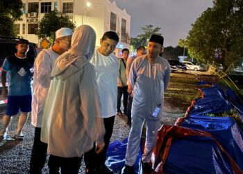 MOHD. Jafni Md Syukor (kanan) melawat kawasan Pangsapuri Jalan Padi Malinja, Fasa 13, Bandar Baru Uda, Johor Bahru yang terjejas dengan masalah tanah mendap, semalam.