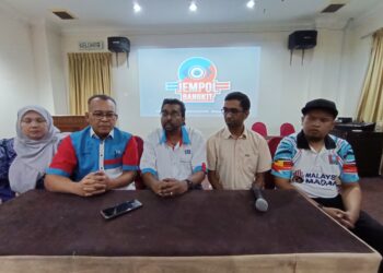 G. MANIVANAN (tengah) pada sidang akhbar di Bahau, Jempol, semalam.-UTUSAN/NOR AINNA HAMZAH