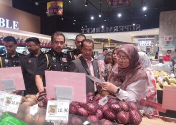 FUZIAH Salleh (kanan) bersama Muhammad Zahir (dua dari kanan) pada Program Turun Padang Sempena Pelaksanaan SHMMP Hari Raya Puasa 2025 di Nilai Seremban hari ini. - UTUSAN/NUR SHARIEZA ISMAIL