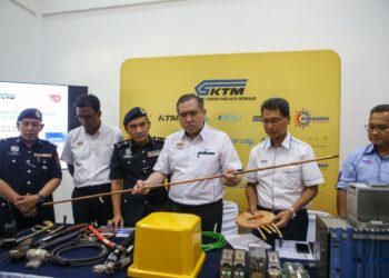 ANTHONY Loke Siew Fook menunjukkan barangan milik KTMB yang kerap menjadi sasaran pencuri dan sabotaj sehingga menjejaskan perkhidmatan KTM Komuter Utara di Stesen KTM Alor Setar, hari ini. - UTUSAN/ SHAHIR NOORDIN