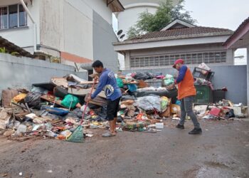PEKERA syarikat konsesi pembersihan awam, mengutip sisa pukal banjir di Taman Tampoi Indah, Johor Bahru, Johor.