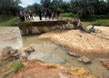 KEADAAN laluan utama di Kampung Orang Asli Felcra Sungai Layau, Kota Tinggi yang runtuh akibat hujan lebat minggu lalu.