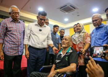 SAIFUDDIN Nasution Ismail bertemu bekas pemain Kedah, Abdul Rahman Tasu yang juga bekas rakan sekolahnya pada Majlis Serahan Sumbangan Tabung Aidilfitri kepada pemain dan pegawai pasukan KDA FC di Alor Setar, Kedah hari ini.-UTUSAN/SHAHIR NOORDIN.