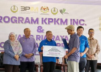 SAARANI Mohamad (tengah) menyampaikan cek cura kepada penerima bantuan pada Program KPKM Inc. dan Riang Ria Raya Promosi Dan Jualan Produk Industri Asas Tani Jabatan Pertanian Perak 2025 di Tapah, Perak hari ini. - UTUSAN