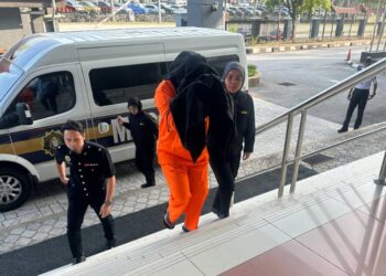 SEORANG anggota polis wanita dibawa ke Mahkamah Majistret Seremban bagi tujuan permohonan reman terhadapnya bagi membantu siasatan kerana disyaki meminta dan menerima rasuah sebanyak RM1,000-UTUSAN/NOR SHAFAWATI YUP.