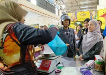 ROHAIDA Hassan (kanan) meninjau salah sebuah gerai santan sempena pelaksanaan SHMMP Hari Raya Puasa 2025 di pasar besar Sena, Kangar, Perlis hari ini. -UTUSAN/ASYRAF MUHAMMAD