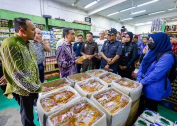 ONN Hafiz Ghazi (kanan) mengetuai operasi pemeriksaan penjualan barangan bersubsidi di beberapa premis sekitar Iskandar Puteri, Johor Bahru hari ini.