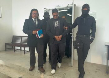 ZAMRI Vinoth (tengah) dibawa ke Kompleks Mahkamah Kangar, Perlis hari ini bagi permohonan reman terhadapnya bagi membolehkan siasatan lanjut dijalankan ke atasnya selepas dipercayai menghina agama dan menggugat ketenteraman awam melalui satu hantaran di Facebook-UTUSAN/ASYRAF MUHAMMAD