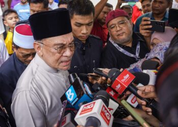 ANWAR Ibrahim ketika ditemui pemberita selepas menunaikan solat Jumaat di Masjid Jamek Raja Tun Uda, Shah Alam hari ini.-UTUSAN/ISKANDAR ISHAK.