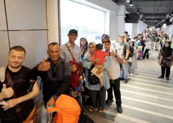 SEBAHAGIAN warga Indonesia beratur sebelum menaiki feri di Terminal Feri Stulang Laut, Johor Bahru untuk ke Tanjung Pinang, Indonesia untuk pulang berhari raya. UTUSAN/RAJA JAAFAR ALI