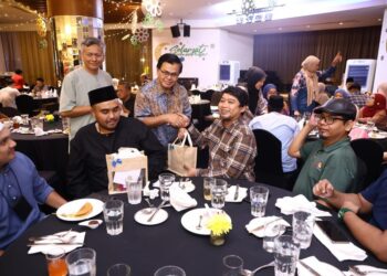 MOHD. Fauzi Mohd. Yatim (tiga dari kanan) menyampaikan cenderahati kepada pengamal media pada majlis berbuka puasa di Shah Alam,semalam.-UTUSAN/ABDUL RAZAK IDRIS