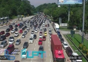 KEADAAN sesak di Plaza Tol Gombak susulan pertambahan jumlah kenderaan yang menggunakan Lebuhraya Kuala Lumpur- Karak (KLK) untuk ke pantai timur.-GAMBAR/LLM