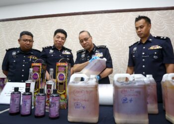 NOOR Hisam Nordin (dua dari kanan) menunjukkan dadah yang dirampas daripada pasangan suami isteri yang ditahan Khamis lalu dalam sidang akhbar di IPK Perak di Ipoh hari ini. - UTUSANMUHAMAD NAZREEN SYAH MUSTHAFA