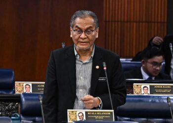 DZULKEFLY Ahmad pada sesi jawab lisan ketika Mesyuarat Pertama Penggal Keempat Parlimen ke-15 
di Dewan Rakyat, semalam.  – JABATAN PENERANGAN MALAYSIA