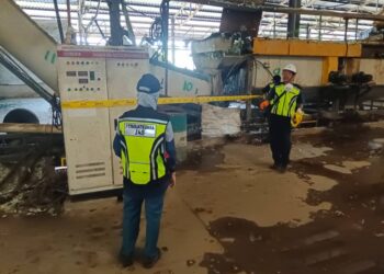 SERBUAN yang dijalankan di dua kilang e-waste berjaya menahan 22 individu termasuk 21 warga asing di Pulau Pinang dan Perak, Rabu lalu. - UTUSAN