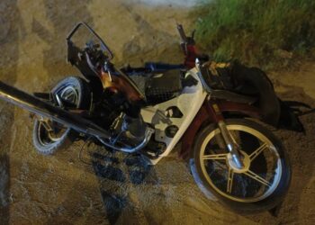 KEADAAN motosikal jenis Honda Ex5 ditunggang dua beranak yang maut dalam kemalangan di Kampung Padang Landak, Besut, Terengganu.