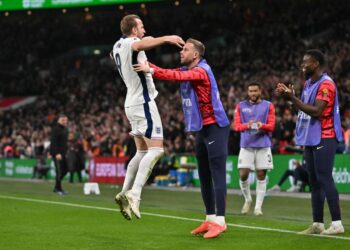 Harry Kane (kiri) meraikan jaringan gol dengan rakan sepasukan dalam aksi kelayakan Piala Dunia 2026 menentang Albania di Stadium Wembley, London, hari ini. - AFP