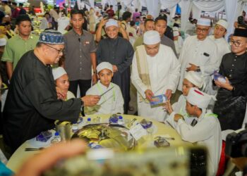 AHMAD ZAHID Hamidi menyampaikan sumbangan duit raya pada Majlis Santunan Kasih Ramadan Peringkat Zon Selatan 2025 di Masjid Ar Rahman, Alor Gajah, Melaka.