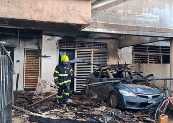 SEBAHAGIAN daripada tujuh buah rumah yang terbakar di Taman Alam Perdana, Binjai, Kemaman, Terengganu. - UTUSAN/NIK NUR IZZATUL HAZWANI NIK ADNAN