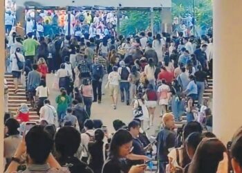 KEADAAN panik berlaku apabila orang ramai berpusu-pusu keluar dari Queen Sirikit National Convention Center, Bangkok, Thailand susulan gegaran kuat yang berlaku akibat gempa bumi di Myanmar, kelmarin. - IHSAN IRFAN RAMLI
