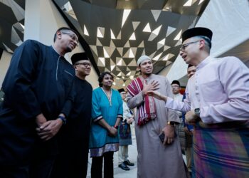 FAHMI Fadzil berbual dengan Nabil Ahmad, Azad Jasmin dan Radin Amir Affendy pada Majlis Berbuka Puasa Perdana Menteri Bersama Pengamal Media di Angkasapuri, Kuala Lumpur. - UTUSAN/SHIDDIEQIIN ZON