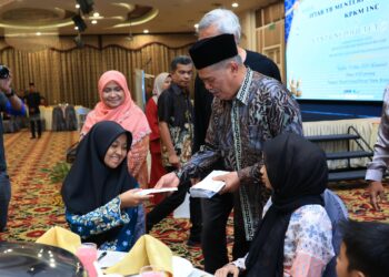 MOHAMAD Sabu (kanan) menyantuni anak-anak yatim
Majlis Iftar Menteri Bersama Warga KPKM Inc. dan Santuni Dhuafa @ Lembaga Kemajuan Pertanian Kemubu (Kada), Kota Bharu, Kelantan.-UTUSAN/KAMARUL BISMI KAMARUZAMAN