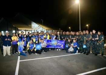 Pix

ZALIMAN Sauli (tengah) dan ahli PWP bergambar bersama anggota PGA sempena program singgah sahur bagi menyantuni petugas barisan hadapan di negeri ini di kem PGA Padang Besar, Perlis semalam.-UTUSAN/IZLIZAN OTHMAN