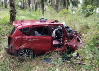 KEADAAN kereta yang dinaiki mangsa selepas terlibat kemalangan 
di Kilometer 81 Jalan Kota Bharu -Gua Musang dekat Bukit Ah Kim, Kuala Krai, Kelantan-IHSAN POLIS.