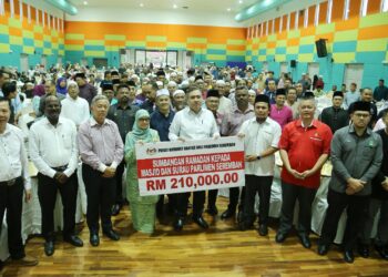 ANTHONY Loke Siew Fook (tengah) bergambar bersama wakil masjid dan surau pada penyerahan sumbangan Ramadan Dewan Komuniti Taman Coral Heights, Sikamat, Seremban hari ini. - UTUSAN/MOHD. SHAHJEHAN MAAMIN