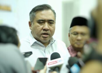 ANTHONY Loke Siew Fook ketika ditemui pemberita pada Majlis Perjumpaan Menteri Pengangkutan Bersama Pemimpin Masyarakat dan Majlis Berbuka Puasa di Dewan Komuniti Taman Coral Height, Sikamat, Seremban hari ini. - UTUSAN/MOHD. SHAHJEHAN MAAMIN