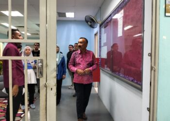 RUSLIN Jusoh (kanan) semasa melawat Pusat Saringan dan Penilaian Dadah (DAC) di AADK Pasir Mas, Kelantan hari ini.-UTUSAN/ROHANA ISMAIL
