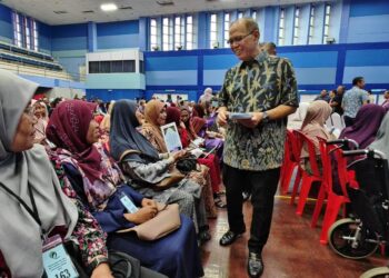WAN ROSDY Wan Ismail menyampaikan sumbangan Aidilfitri PKPP kepada 388 peserta (RPSK) di Dewan Jubli Perak Sultan Haji Ahmad Shah di Lipis, Pahang.