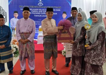 WAN ROSDY Wan Ismail menyampaikan piala pusingan dan cenderahati kepada wakil daerah terbaik UPKK 2024 sempena Majlis Pengumuman Keputusan Ujian Penilaian KAFA (UPKK) Pahang 2024 di Sekolah Menengah Agama Al-Maidah Addiniah Padang Tengku di Lipis, Pahang.