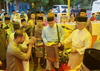 AL-SULTAN Abdullah Ri’ayatuddin Al-Mustafa Billah Shah (dua dari kanan) berkenan menyampaikan sumbangan kepada golongan kurang bernasib baik sempena Majlis Perasmian masjid baharu di Kampung Seberang Jelai di Lipis, Pahang.