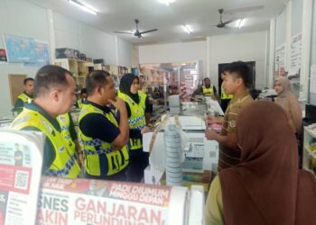 ANGGOTA PKKDN Kelantan semasa menjalankan operasi dibawah Lesen Mesin Cetak di Kota Bharu, Kelantan baru-baru ini.