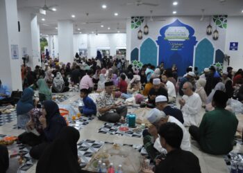 SEBAHAGIAN penduduk yang menyertai Iftar Jamaie Perdana Masjid Imam Ash-Shafie, Kotasas di Kuantan, Pahang.