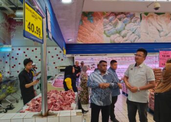 ALLEX Seah Shoo Chin (kanan) meninjau pelaksanaan skim harga kawalan maksimum di sebuah pasar raya di Ayer Keroh, Melaka. - UTUSAN/MUHAMMAD SHAHIZAM TAZALI