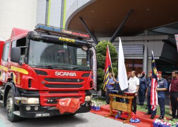 RAZALI Kasim (tengah) melancarkan 'Pelepasan Jentera' sempena 'Ops Siaga Raya' di pusat membeli belah East Coast Mall (ECM) di Kuantan, Pahang. - FOTO/SHAIKH AHMAD RAZIF