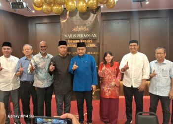 MOHD. SHARKAR Shamsudin (empat dari kanan) hadir pada Majlis Iftar Ukhuwah Madani Parlimen Temerloh anjuran Sekretariat NGO Madani di Temerloh, Pahang.