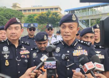 DZULKHAIRI Mukhtar dalam sidang akhbar selepas melancarkan Op Selamat 24 di Jalan Mufti Haji Khalil berhadapan Bazar Ramadan Peringgit, Melaka. - UTUSAN/AMRAN ALI