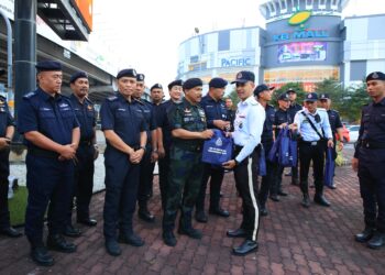 MOHD. Yusoff Mamat (tiga kiri) menyantuni anggota yang bertugas di musim perayaan Aidilfitri di Kota Bharu, Kelantan petang tadi-UTUSAN/KAMARUL BISMI KAMARUZAMAN.